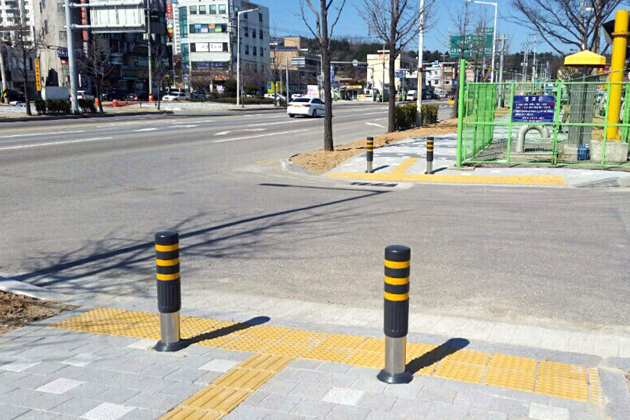 [실적사진] 150 볼라드 – 회색 설치 사진 표지