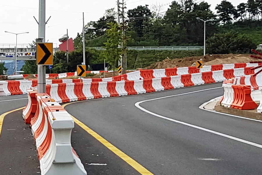 [실적사진] 방호벽 중형 – 도로 공사 설치 사진 표지
