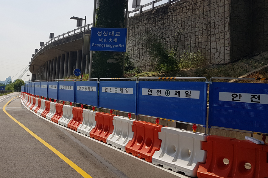 [실적사진] 방호벽용 가림막휀스 – 성산대교 설치 사진 표지