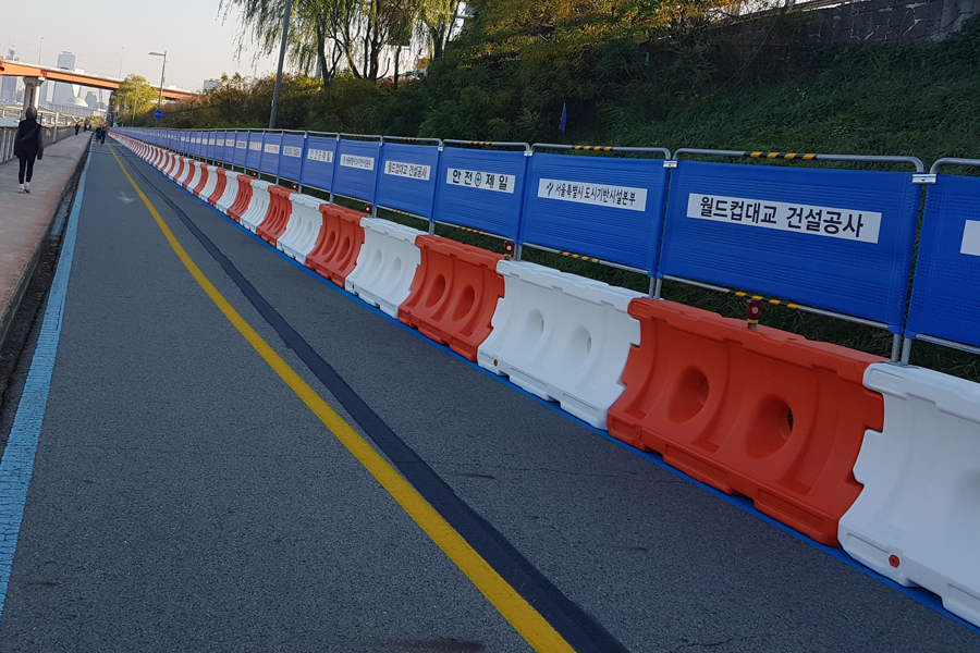 [실적사진] 방호벽용 가림막휀스 – 월드컵대교 공사 현장 사진 표지