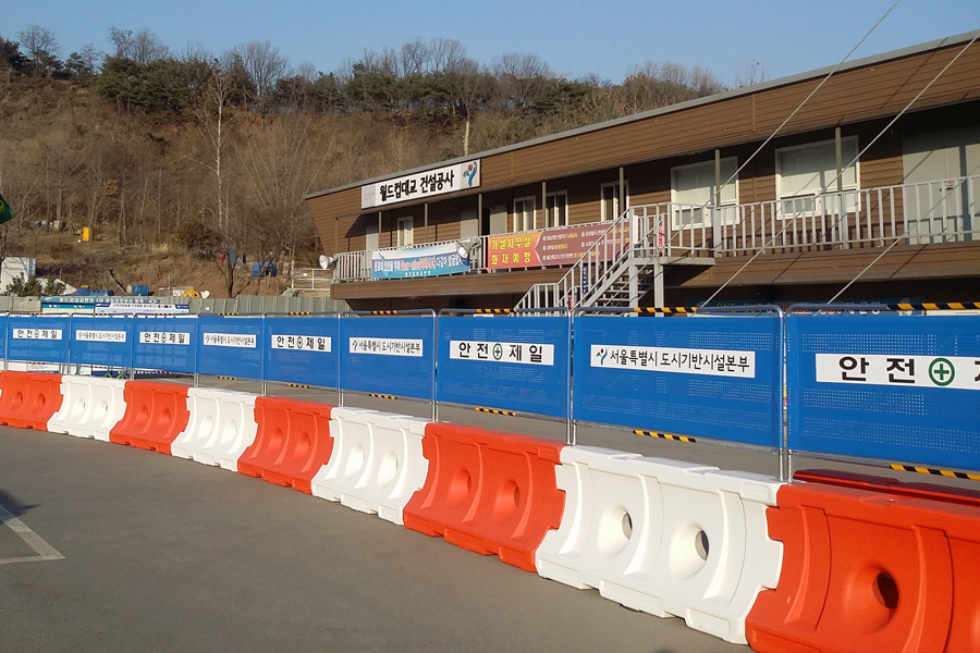 [실적사진] 방호벽용 가림막휀스 – 월드컵대교 설치 사진 표지