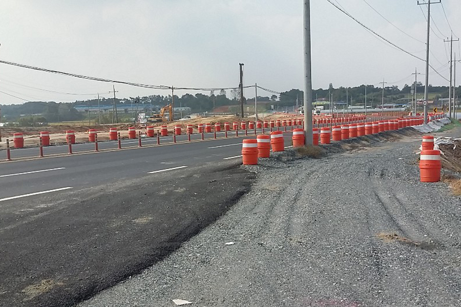 [실적사진] 분리형 드럼 – 도로 확장 공사 현장 표지