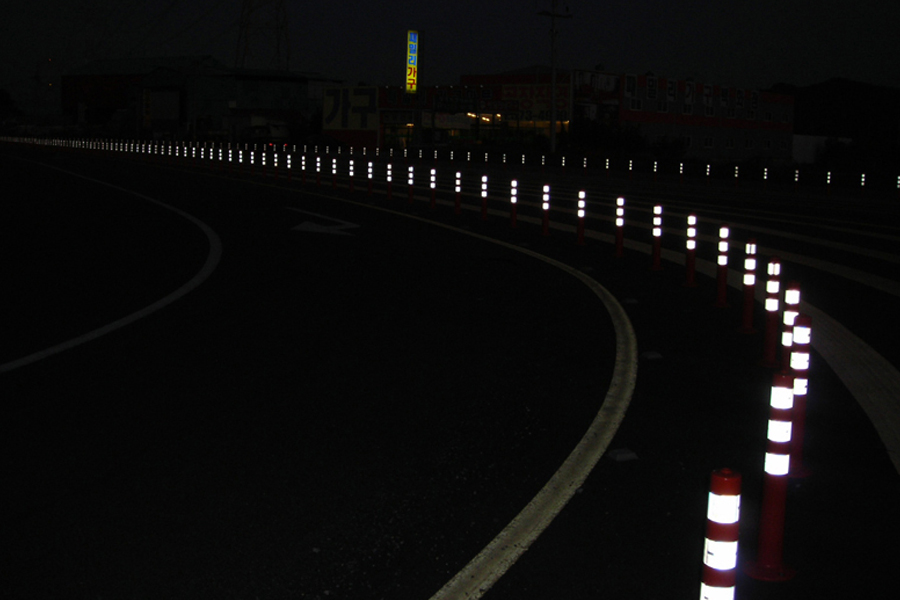 [실적사진] 시선유도봉 – 야간 설치 사진 표지