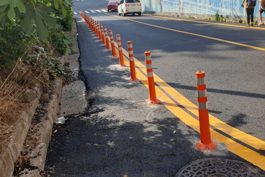 [실적사진] 시선유도봉 – 인도 구분 설치 사진 표지
