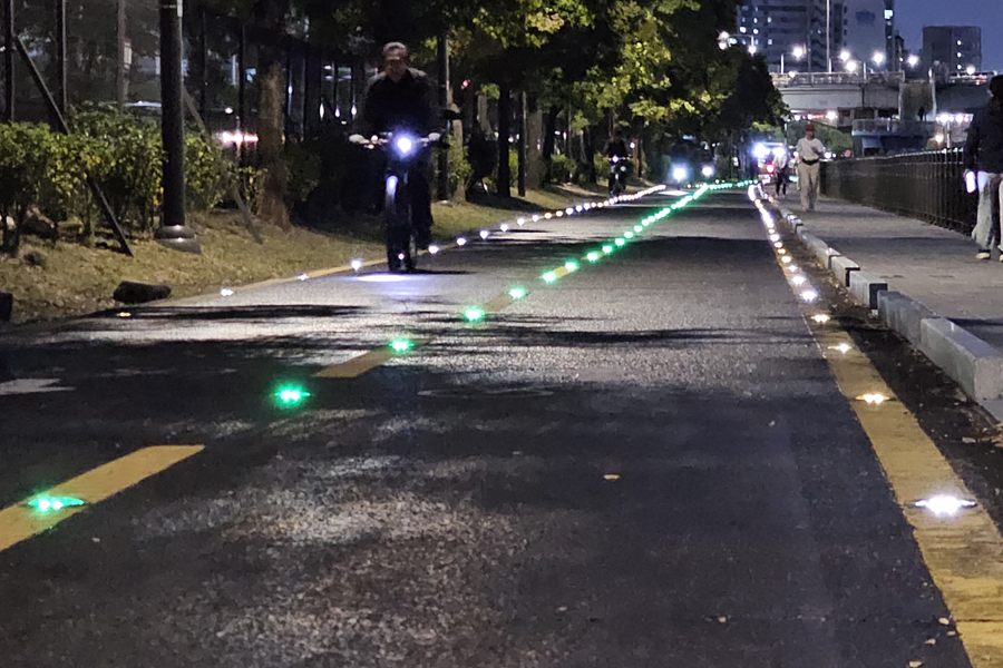 [실적사진] 쏠라 4방향 도로표지병 – 양재천 자전거 도로 설치 사진 표지