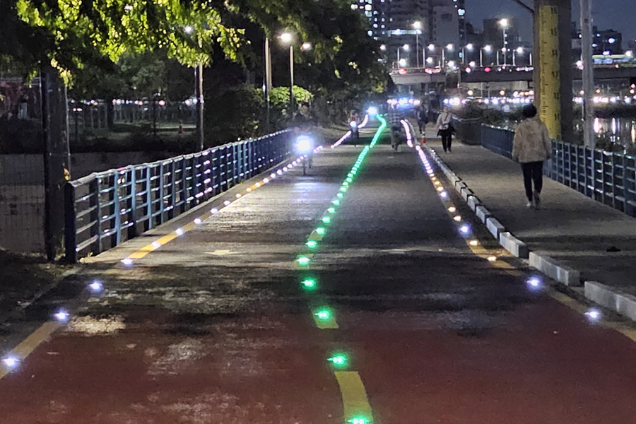 [실적사진] 쏠라 4방향 도로표지병 – 중랑천 설치 사진 표지