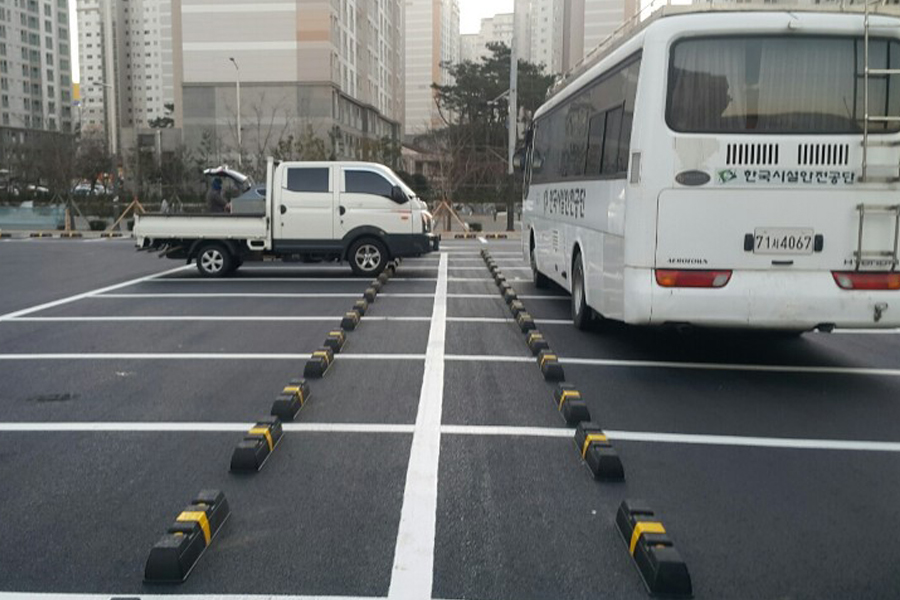 [실적사진] 주차블럭 고급형 – 체육시설 주차장 설치 사진 표지