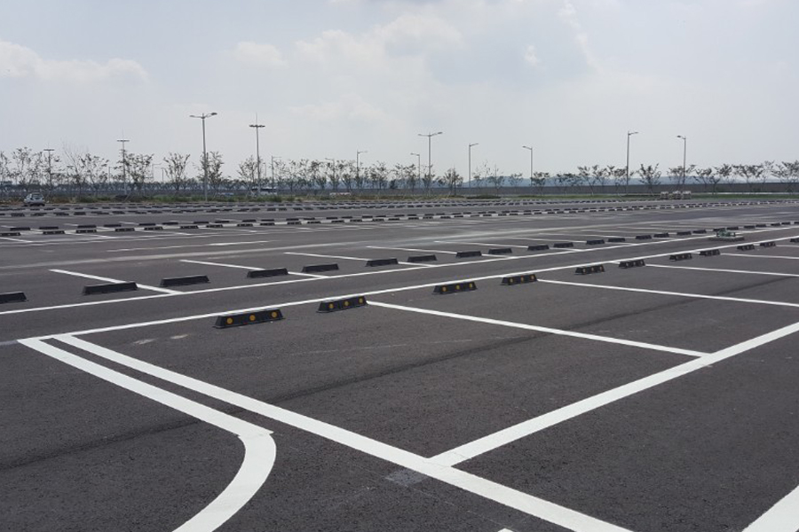 [실적사진] 주차블럭 일반 – 공원 주차장 설치 사진 표지