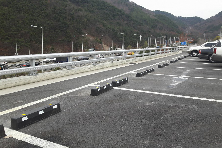 [실적사진] 주차블럭 하드 – 휴계소 주차장 설치 사진 표지