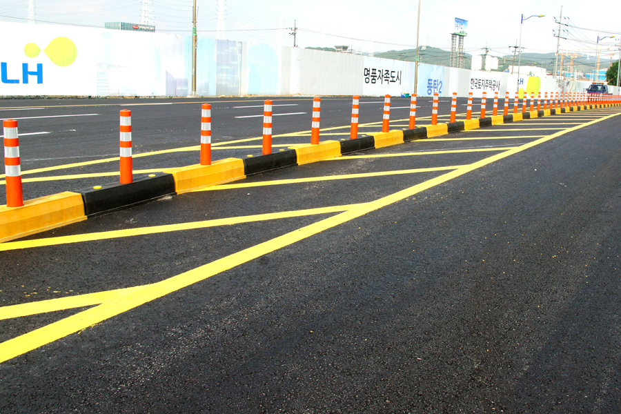 [실적사진] 차선규제블럭(대형하드) – 동탄 공사 현장 표지